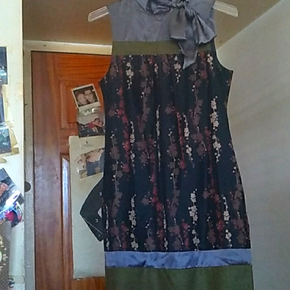 It's a women's 👗 dress